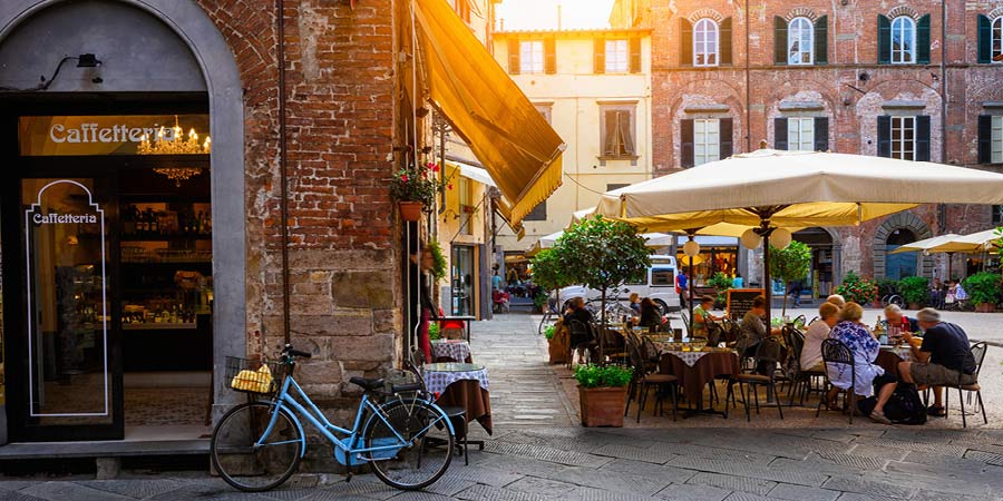 Exploring the walled city of Lucca